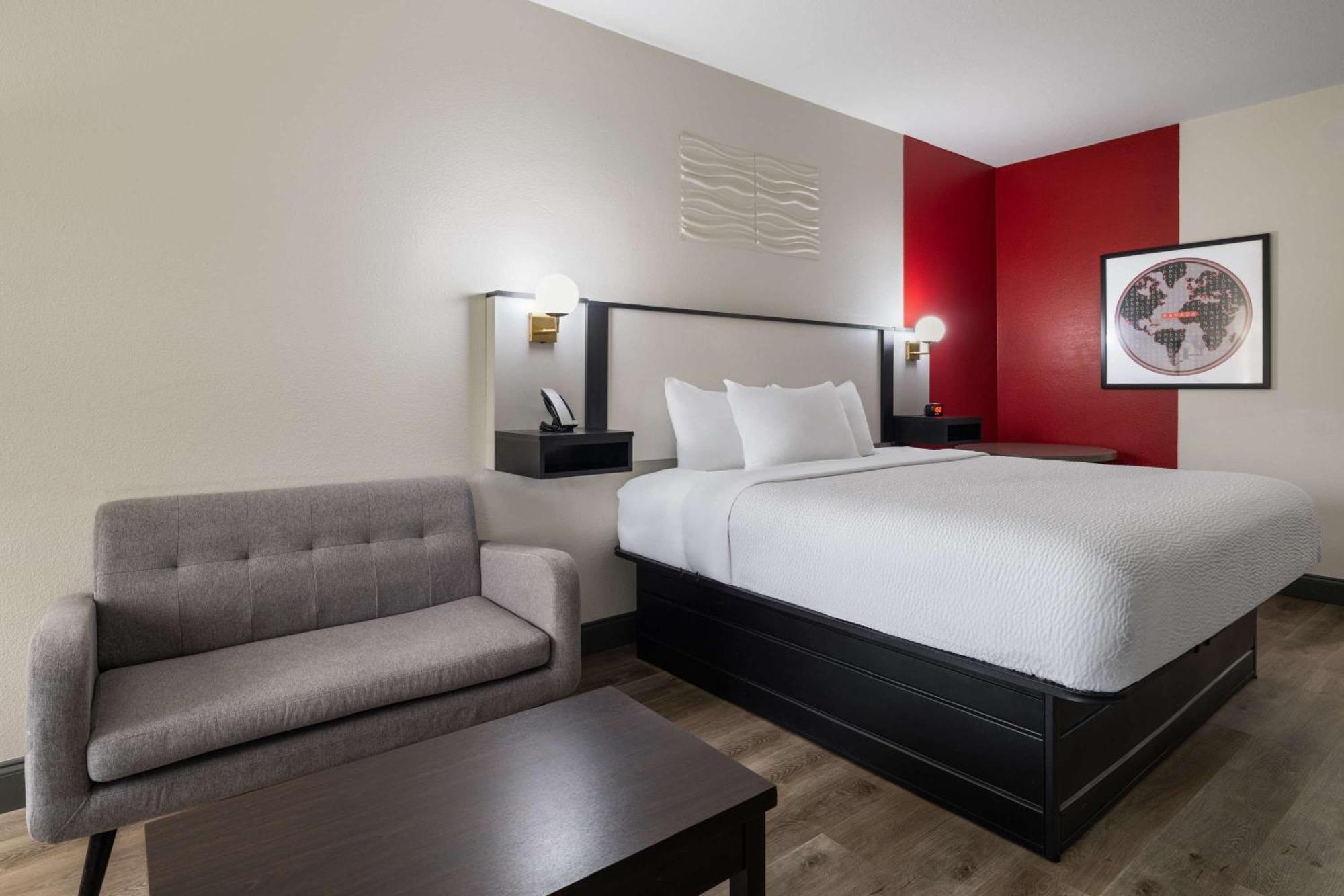 Ramada By Wyndham Locust Grove Hotel Exterior photo