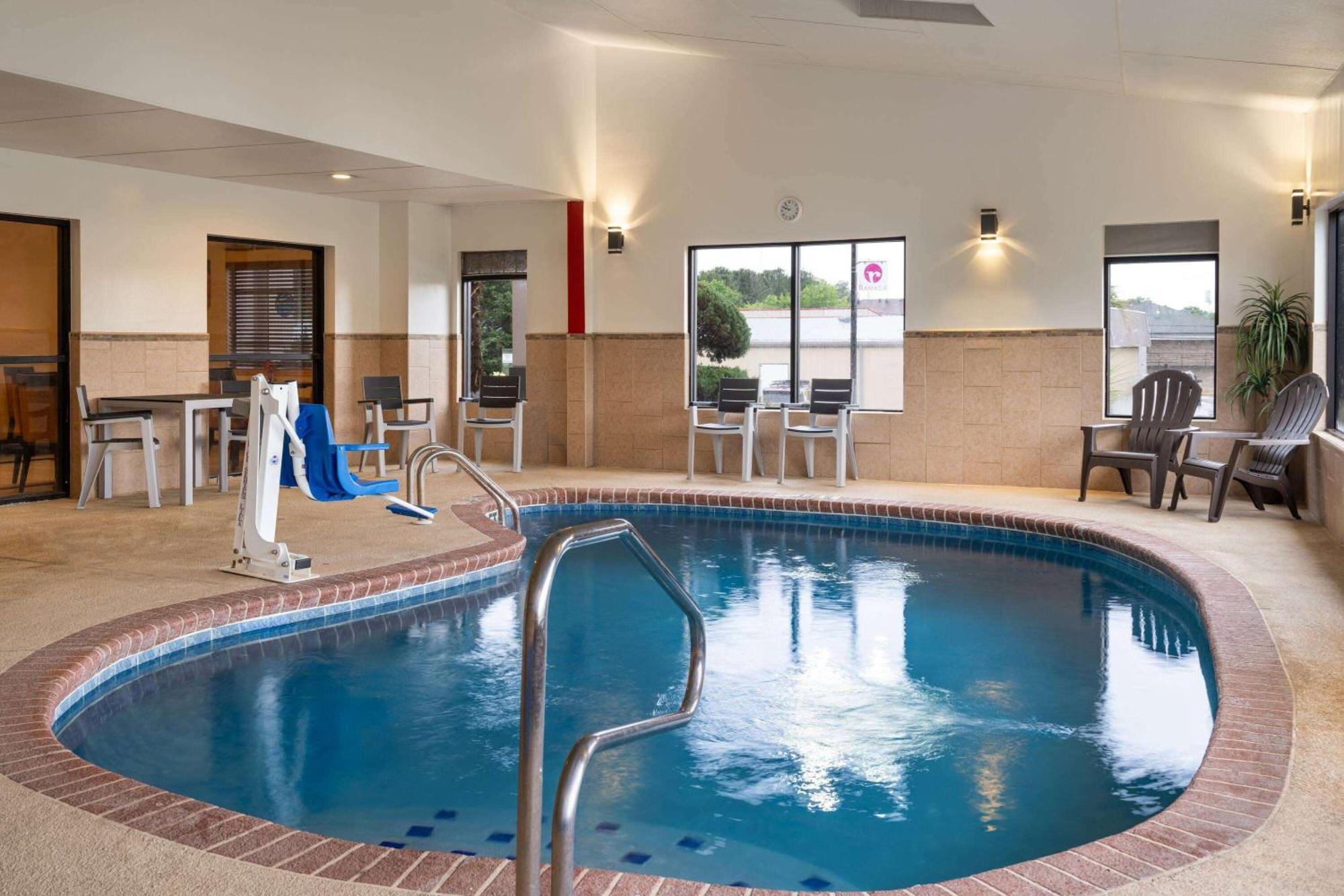Ramada By Wyndham Locust Grove Hotel Exterior photo