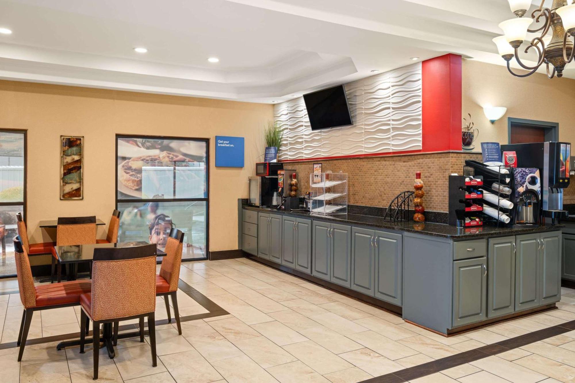 Ramada By Wyndham Locust Grove Hotel Exterior photo